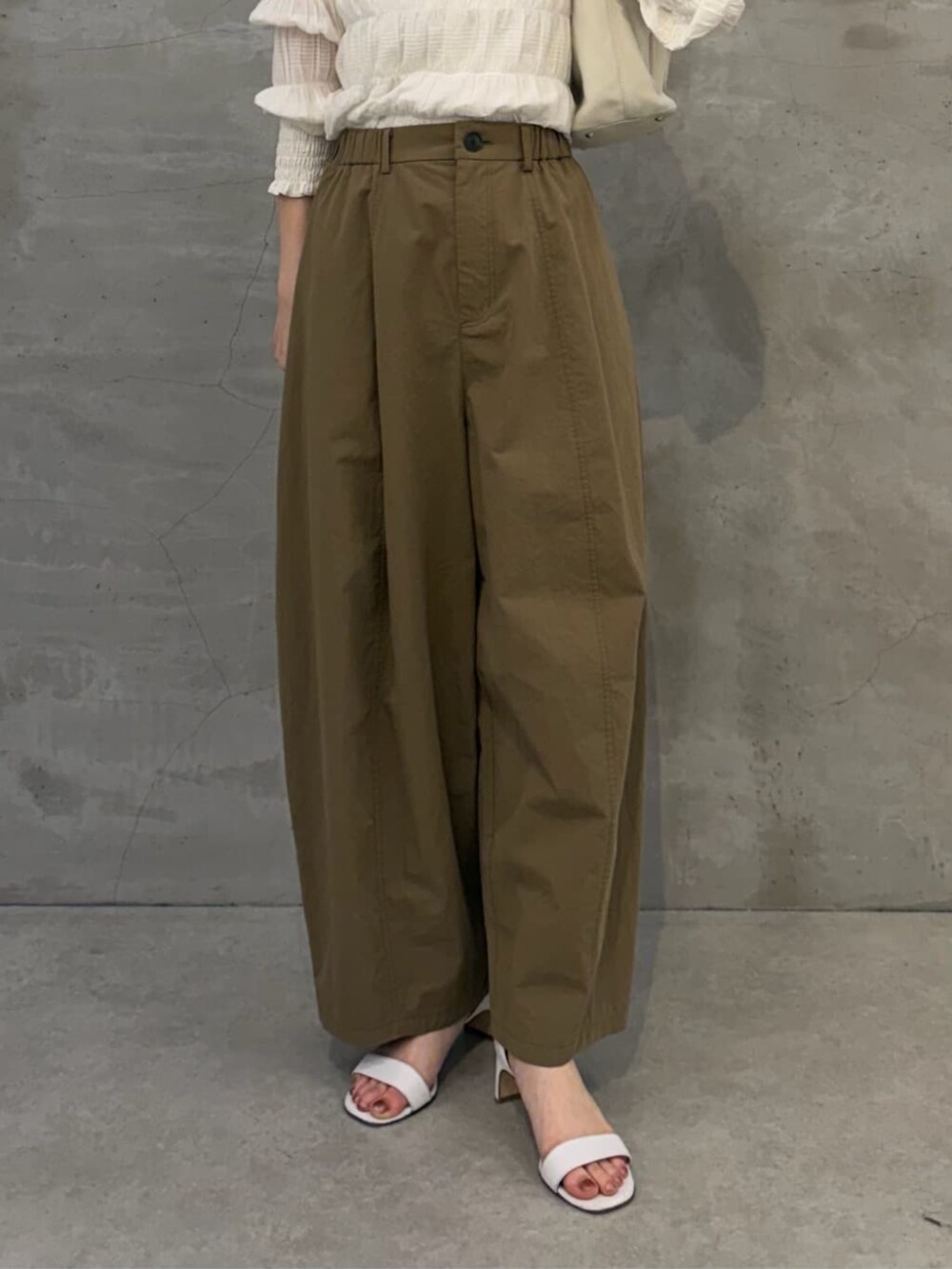 ホワイト系のトートバッグ、イエロー系のその他パンツ、ホワイト系のシャツ/ブラウスを着用したレディースの春コーディネートの8枚目の写真