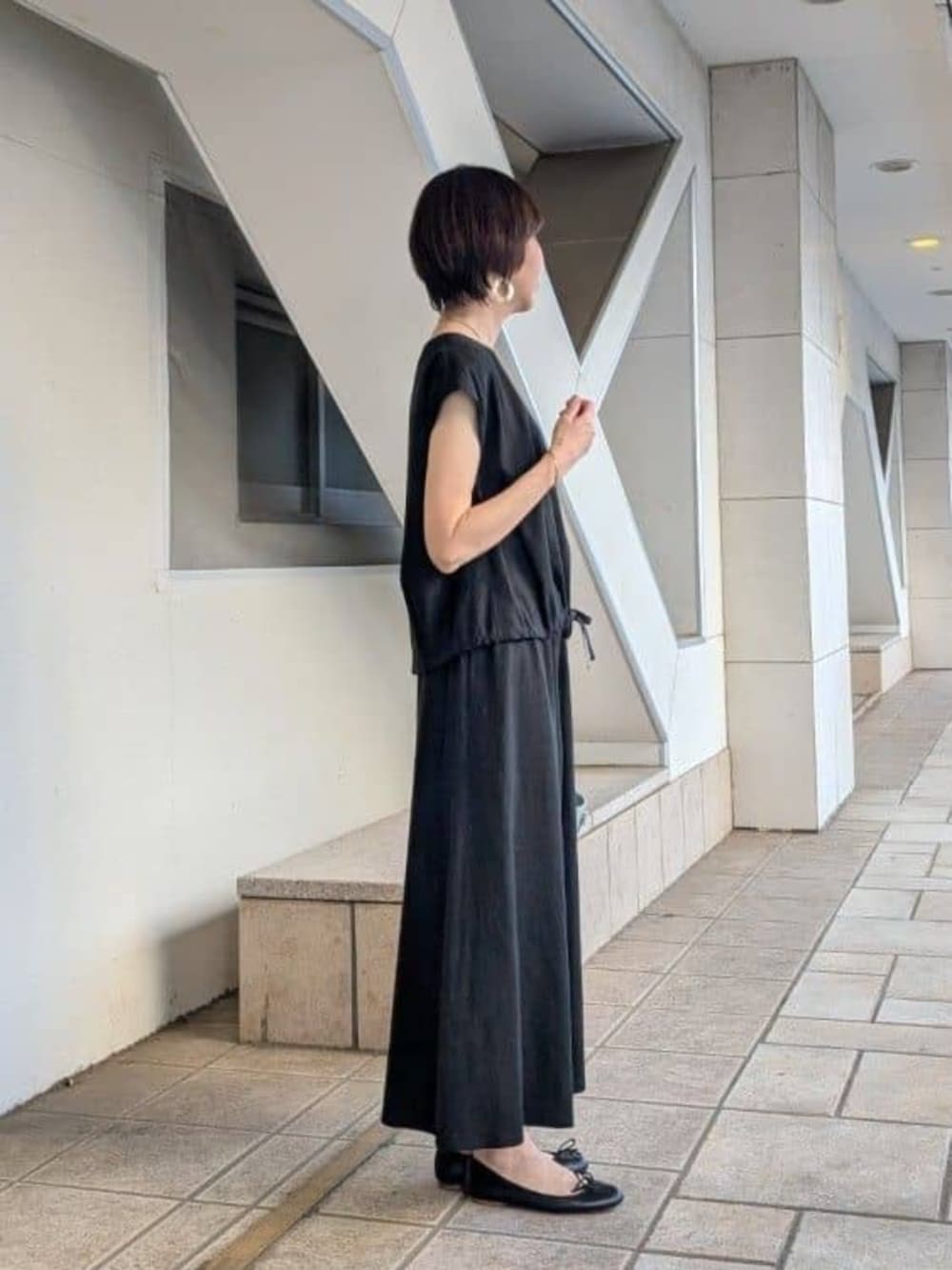 ブラック系のその他パンツ、ブラック系のシャツ/ブラウスを着用したレディースの春コーディネートの4枚目の写真