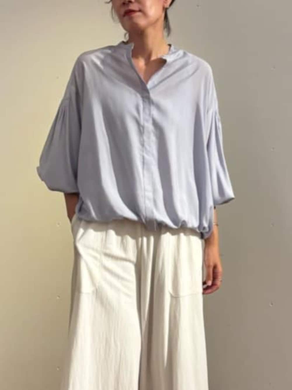 ホワイト系のその他パンツ、ブルー系のシャツ/ブラウス、ブラック系のトートバッグを着用したレディースの夏コーディネートの4枚目の写真