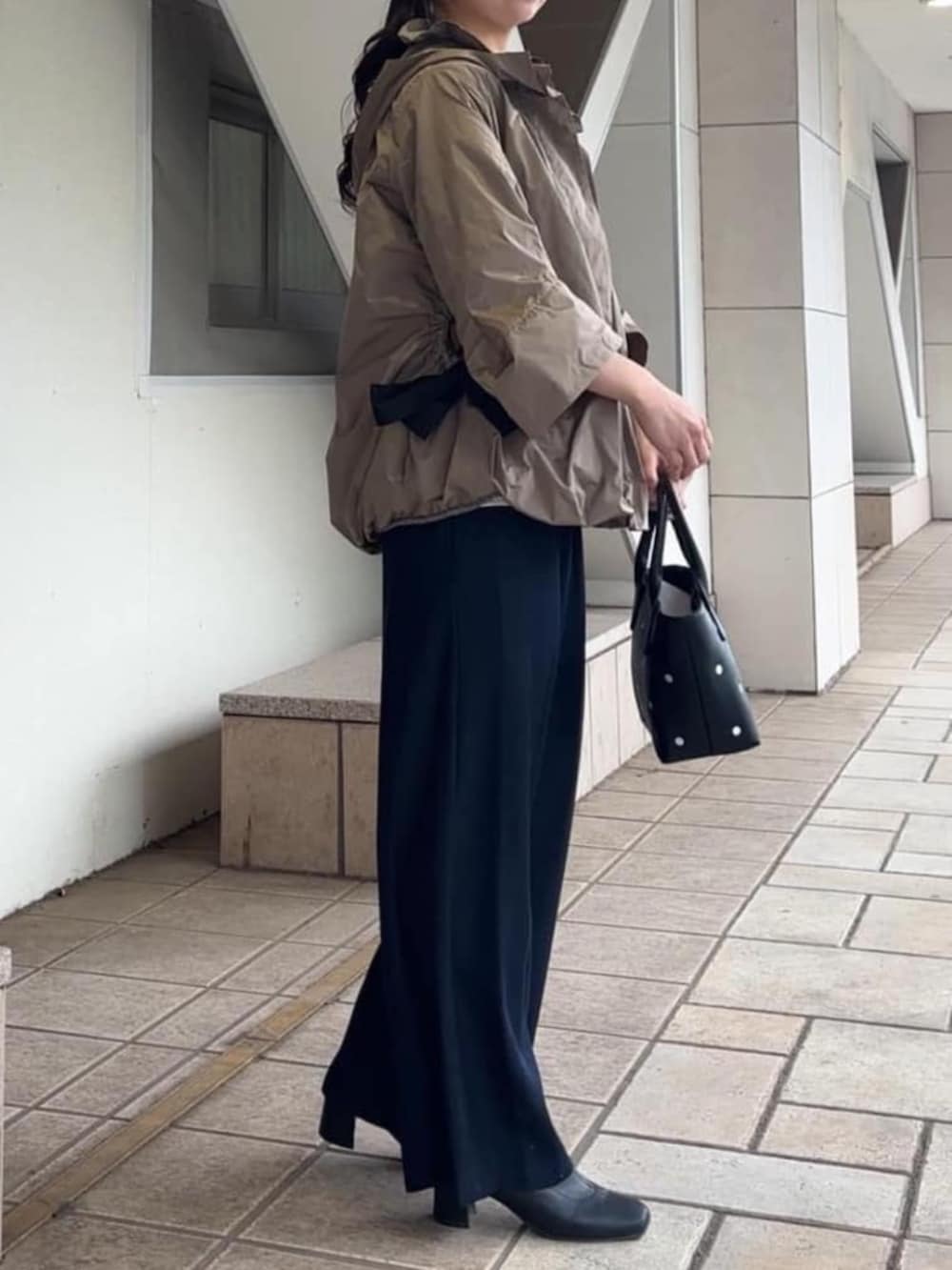 ブルー系のその他パンツ、ブラウン系のブルゾン、ホワイト系のTシャツ/カットソーを着用したレディースの冬コーディネートの2枚目の写真