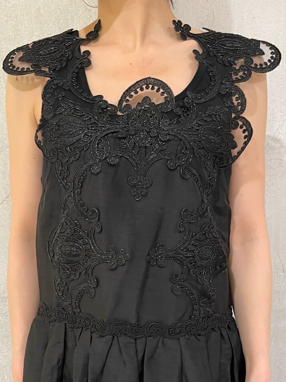 ブラック系のブルゾン、ブラック系のタンクトップ、ホワイト系のその他シューズを着用したレディースの春コーディネートの3枚目の写真