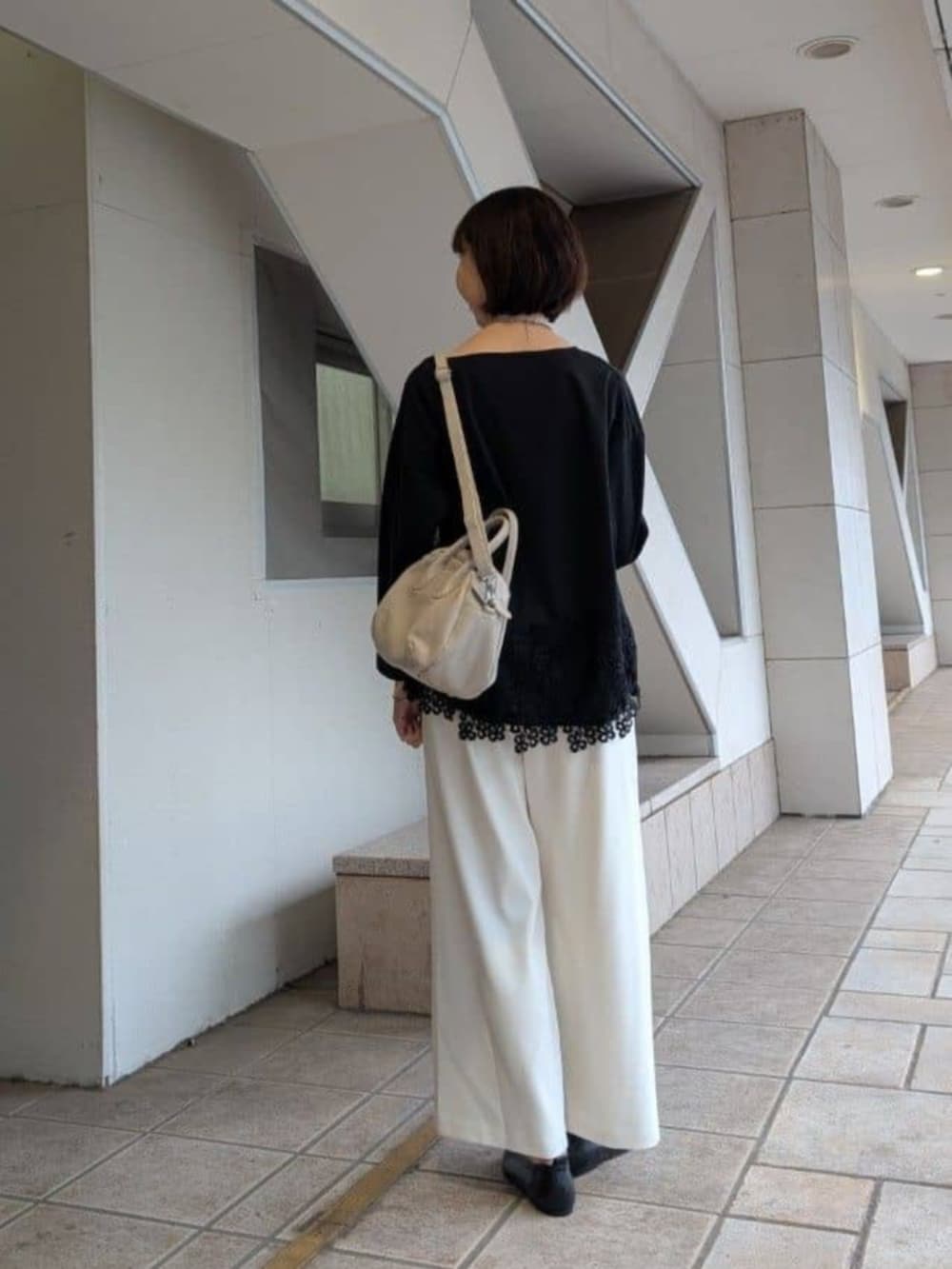 ベージュ系のその他アウター、ホワイト系のその他パンツ、ブラック系のTシャツ/カットソーを着用したレディースの冬コーディネートの6枚目の写真