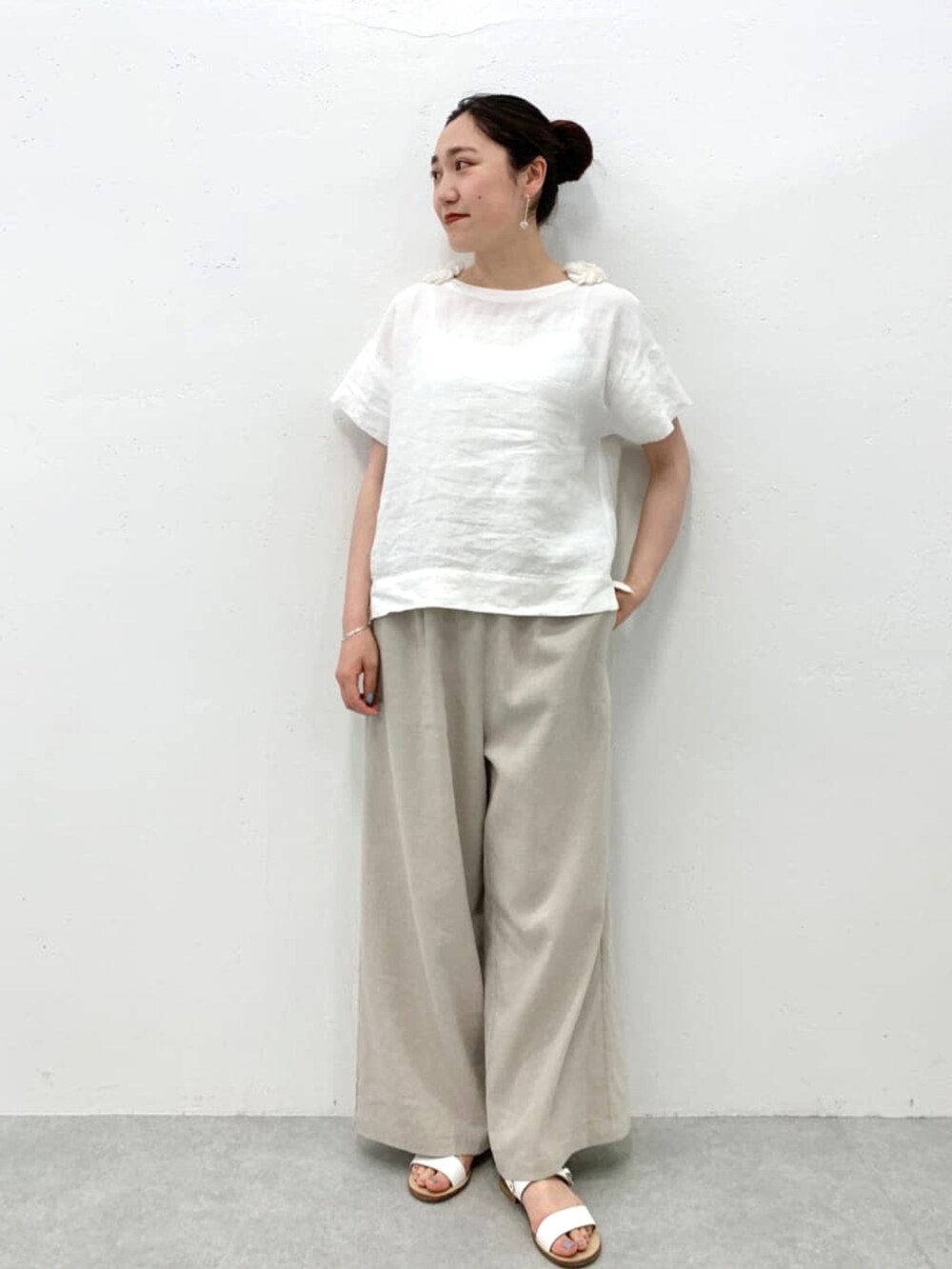 ホワイト系のシャツ/ブラウス、ベージュ系のその他パンツを着用したレディースの春コーディネートの2枚目の写真