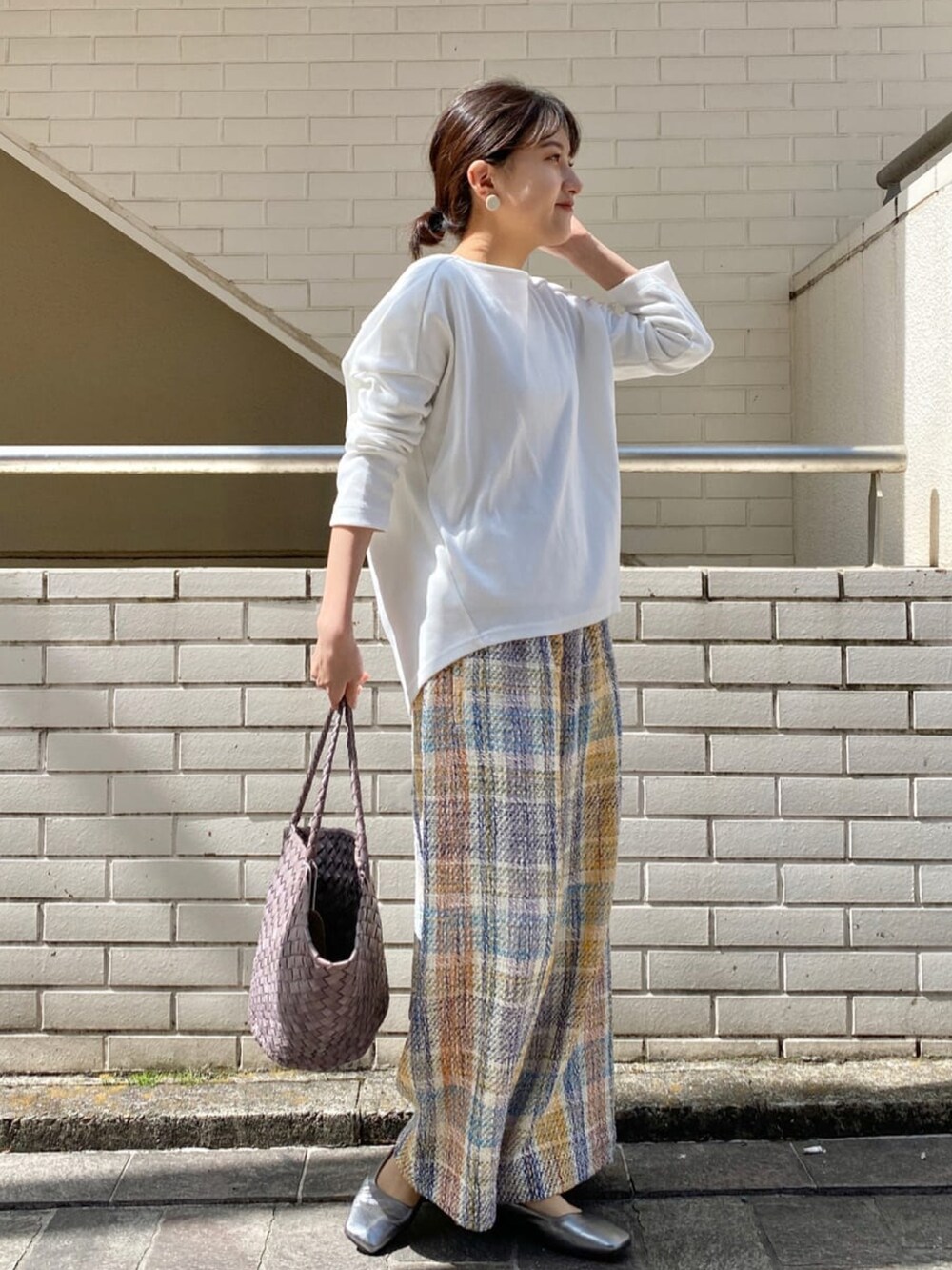 ホワイト系のTシャツ/カットソー、ブルー系のその他パンツ、グレー系のバッグを着用したレディースの春コーディネートの3枚目の写真