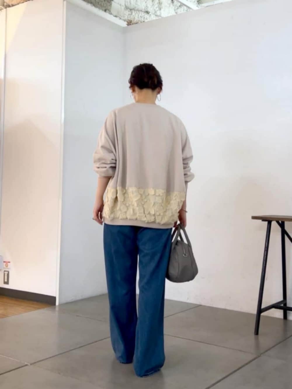 ホワイト系のTシャツ/カットソーを着用したレディースの秋コーディネートの4枚目の写真