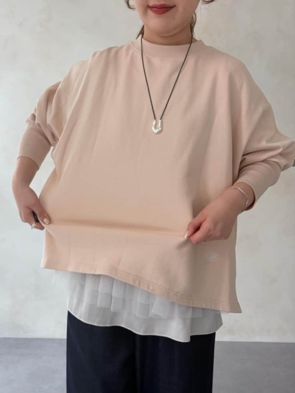ブルー系のその他パンツ、ピンク系のTシャツ/カットソーを着用したレディースの夏コーディネートの6枚目の写真