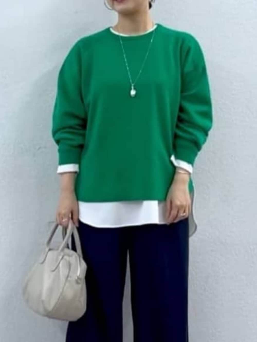 ブルー系のその他パンツ、グリーン系のニット/セーターを着用したレディースの秋コーディネートの4枚目の写真