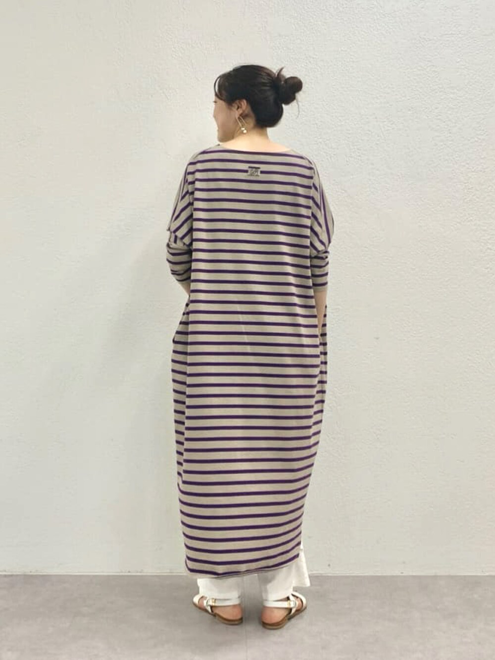 ブラウン系のTシャツ/カットソー、ホワイト系のその他パンツを着用したレディースの夏コーディネートの2枚目の写真