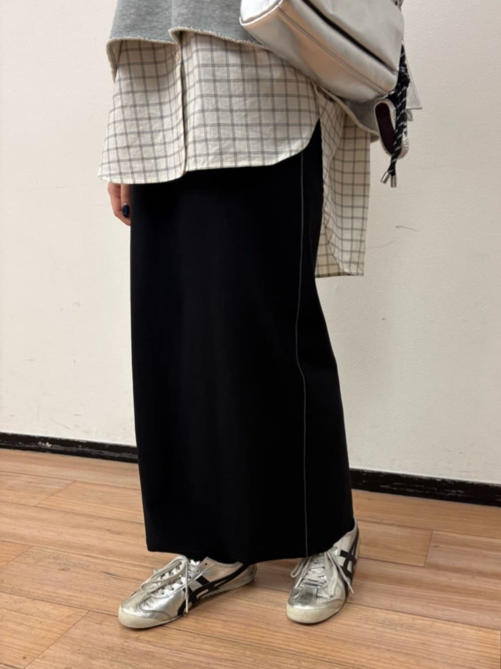 シルバー系のショルダーバッグ、ホワイト系のシャツ/ブラウス、ブラック系のスカートを着用したレディースの冬コーディネートの8枚目の写真