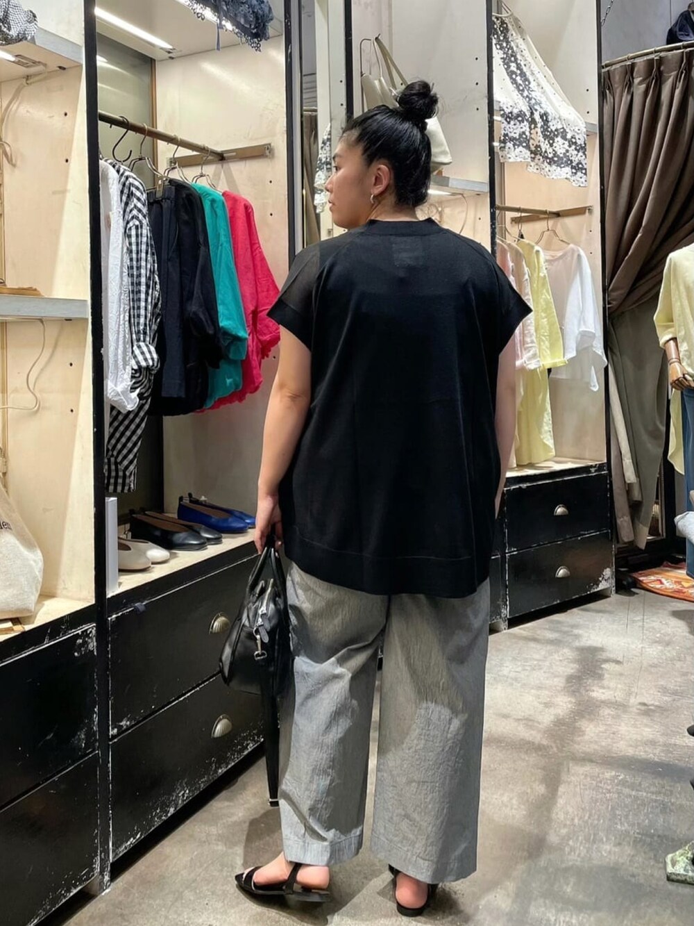 ブラック系のカーディガン/ボレロ、ブラック系のショルダーバッグ、グレー系のその他パンツを着用したレディースの夏コーディネートの3枚目の写真