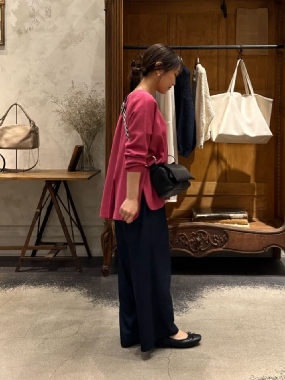 ブラック系のその他を着用したレディースの冬コーディネートの5枚目の写真