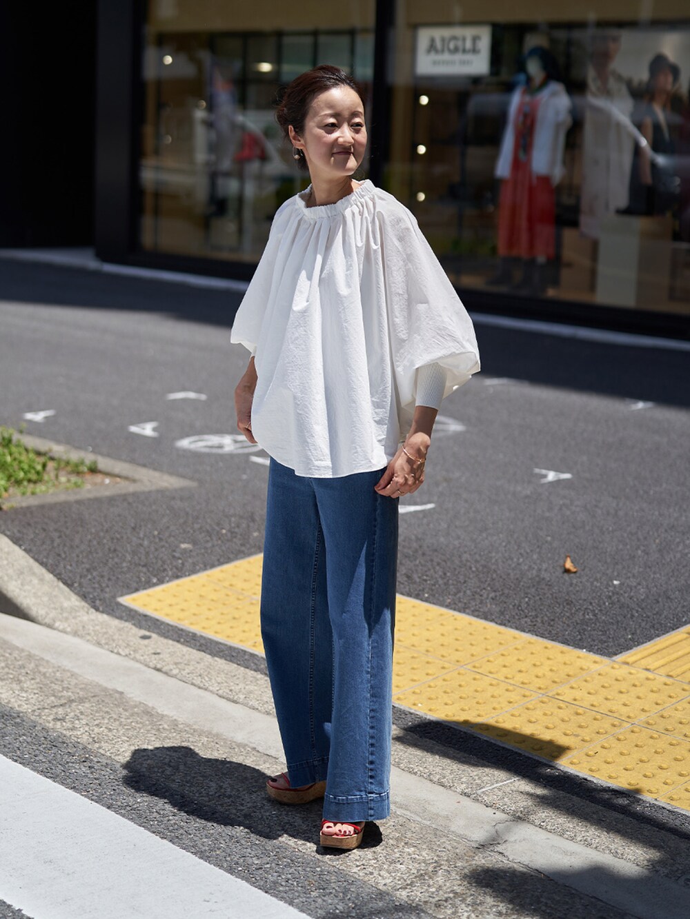 ホワイト系のシャツ/ブラウスを着用したレディースの夏コーディネートの2枚目の写真