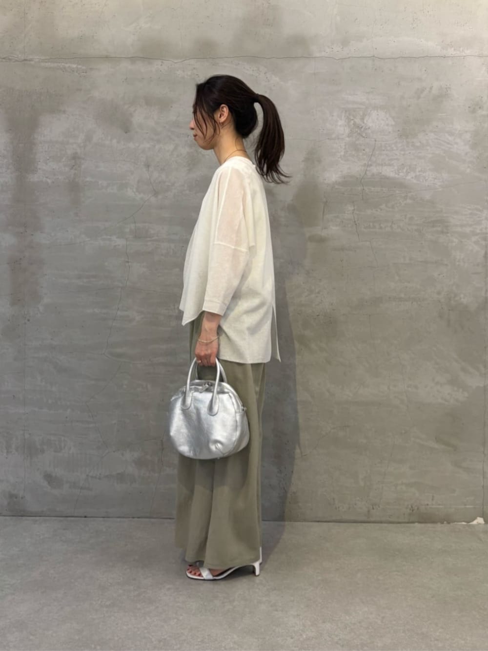 グリーン系のその他パンツ、ホワイト系のカーディガン/ボレロを着用したレディースの春コーディネートの2枚目の写真