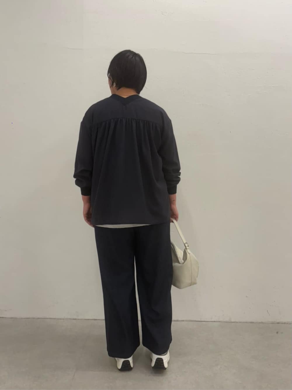 ブルー系のその他パンツ、シルバー系のスニーカー、ブルー系のシャツ/ブラウスを着用したレディースの冬コーディネートの4枚目の写真