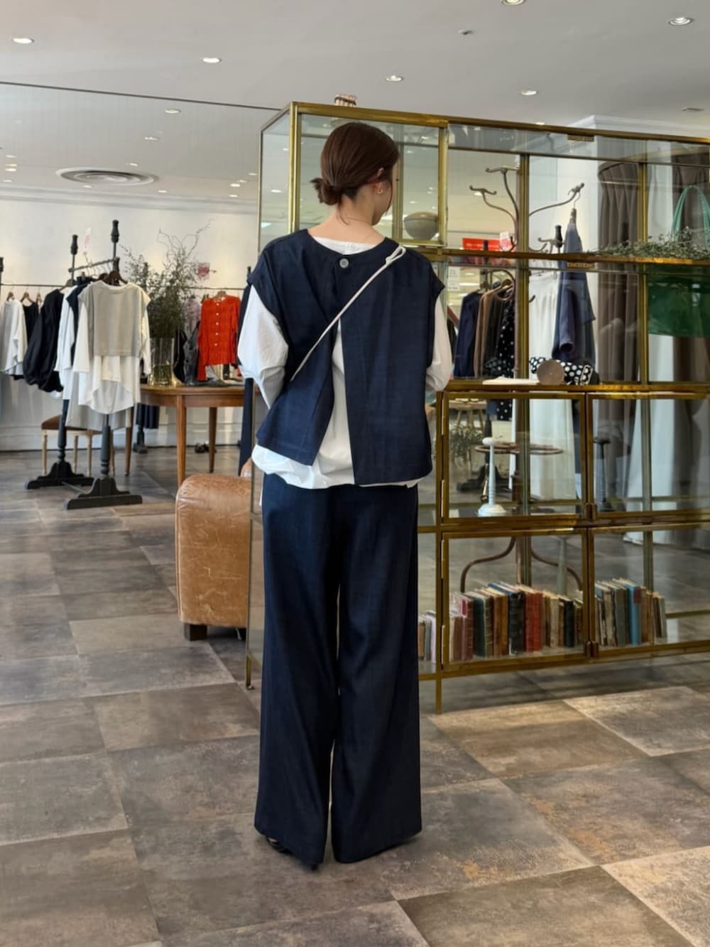 ブルー系のシャツ/ブラウス、ホワイト系のシャツ/ブラウス、ホワイト系のショルダーバッグを着用したレディースの春コーディネートの4枚目の写真