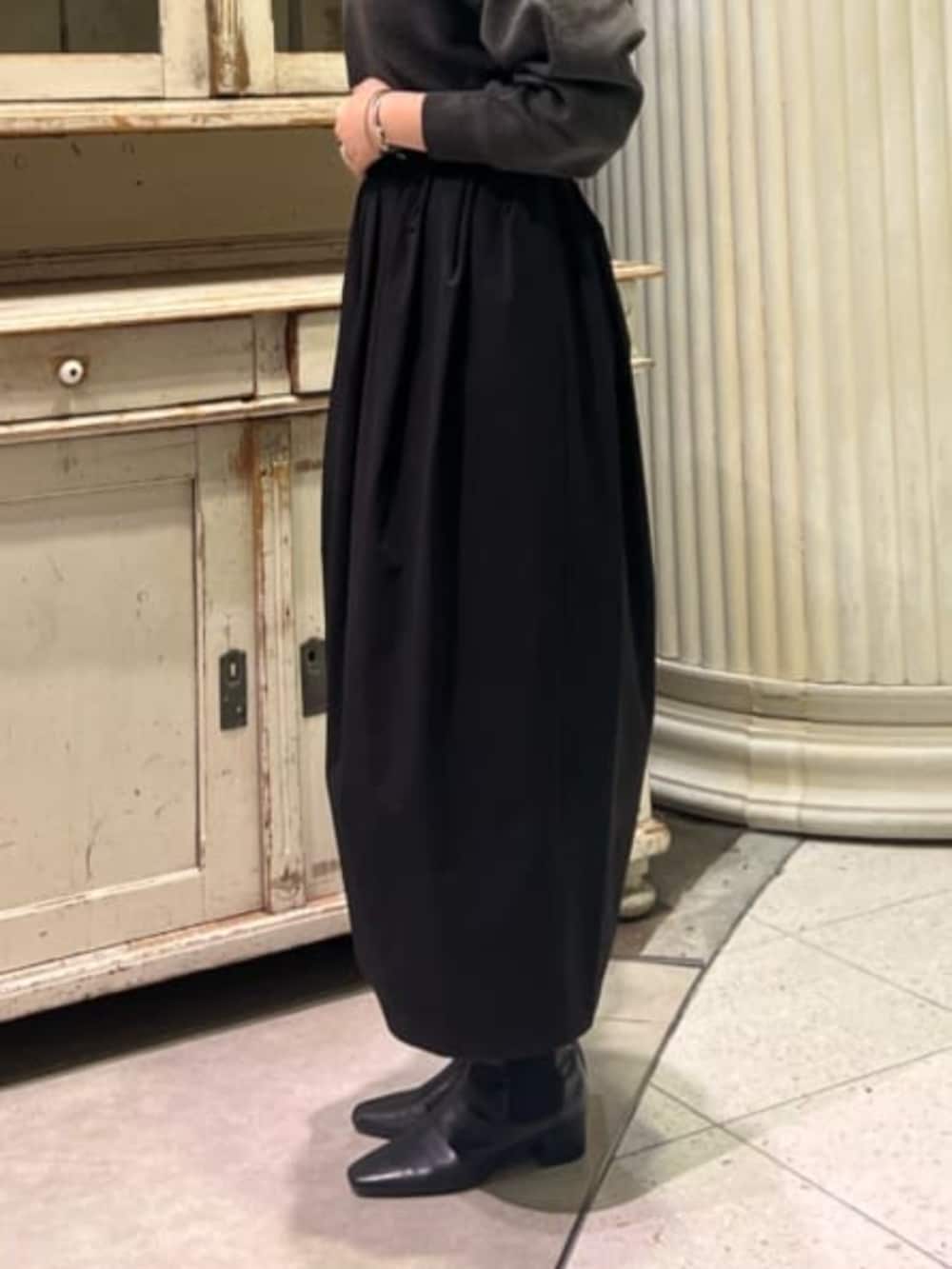 ブラック系のスカートを着用したレディースの冬コーディネートの6枚目の写真