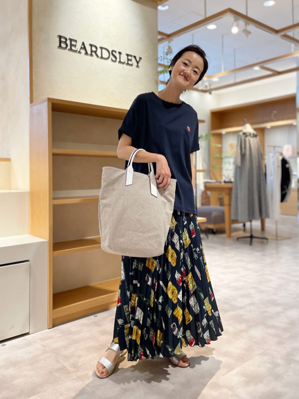 ホワイト系のTシャツ/カットソー、ブルー系のTシャツ/カットソー、ブルー系のスカートを着用したレディースの夏コーディネートの4枚目の写真