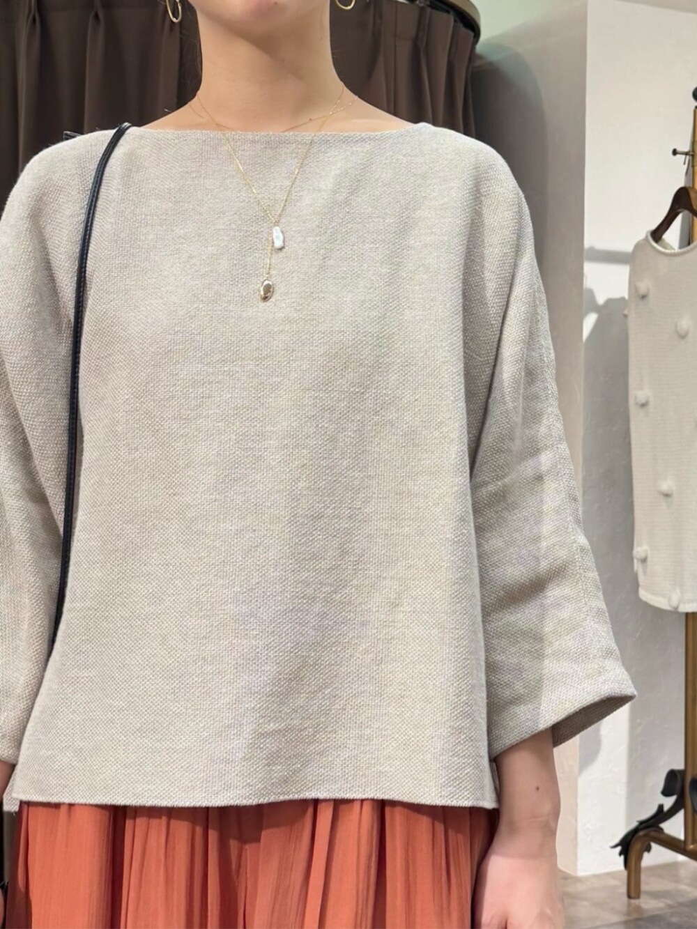 オレンジ系のその他パンツ、ベージュ系のニット/セーターを着用したレディースの春コーディネートの7枚目の写真