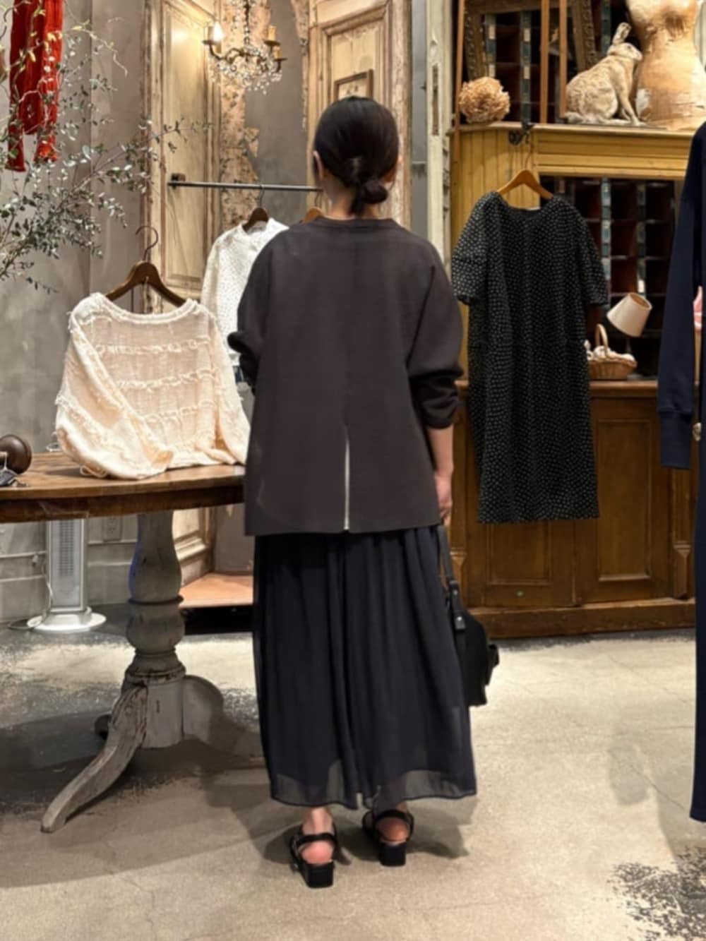 ブラック系のその他パンツ、ブラック系のトートバッグ、ホワイト系のシャツ/ブラウスを着用したレディースの春コーディネートの10枚目の写真