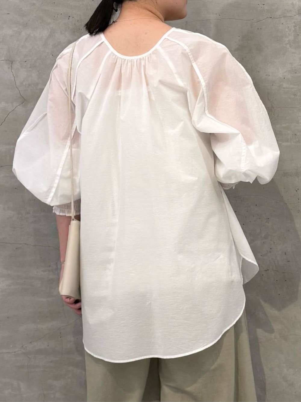 グリーン系のその他パンツ、ホワイト系のショルダーバッグ、ホワイト系のシャツ/ブラウスを着用したレディースの冬コーディネートの6枚目の写真