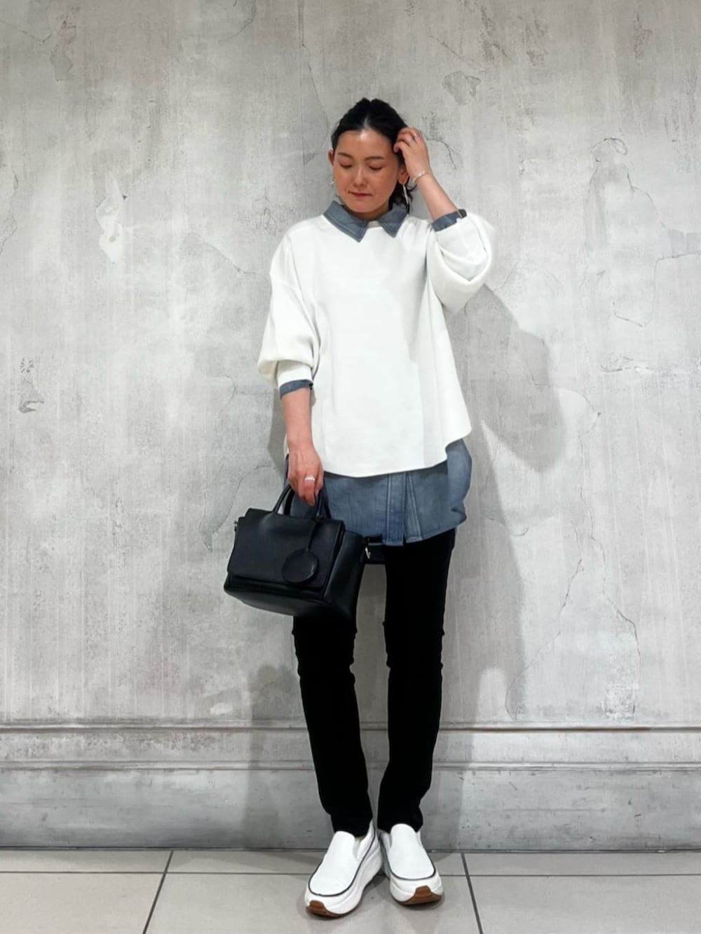 ブルー系のシャツ/ブラウス、ブルー系のデニムパンツ、ホワイト系のTシャツ/カットソーを着用したレディースの春コーディネートの2枚目の写真