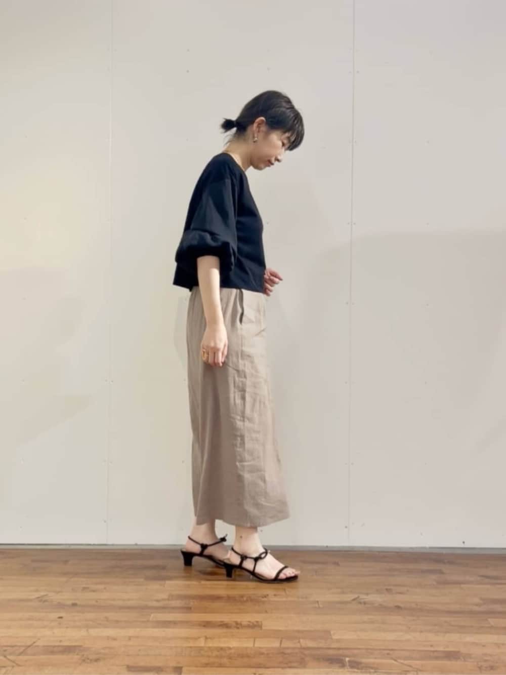 ブラック系のTシャツ/カットソー、グレー系のスカートを着用したレディースの夏コーディネートの4枚目の写真