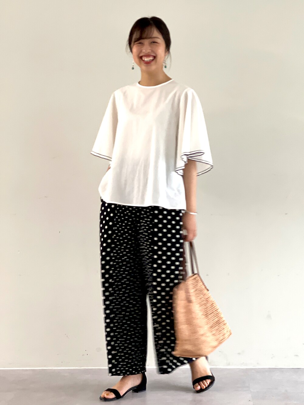 ホワイト系のシャツ/ブラウス、ブラック系のその他パンツ、ピンク系のかごバッグを着用したレディースの夏コーディネートの5枚目の写真