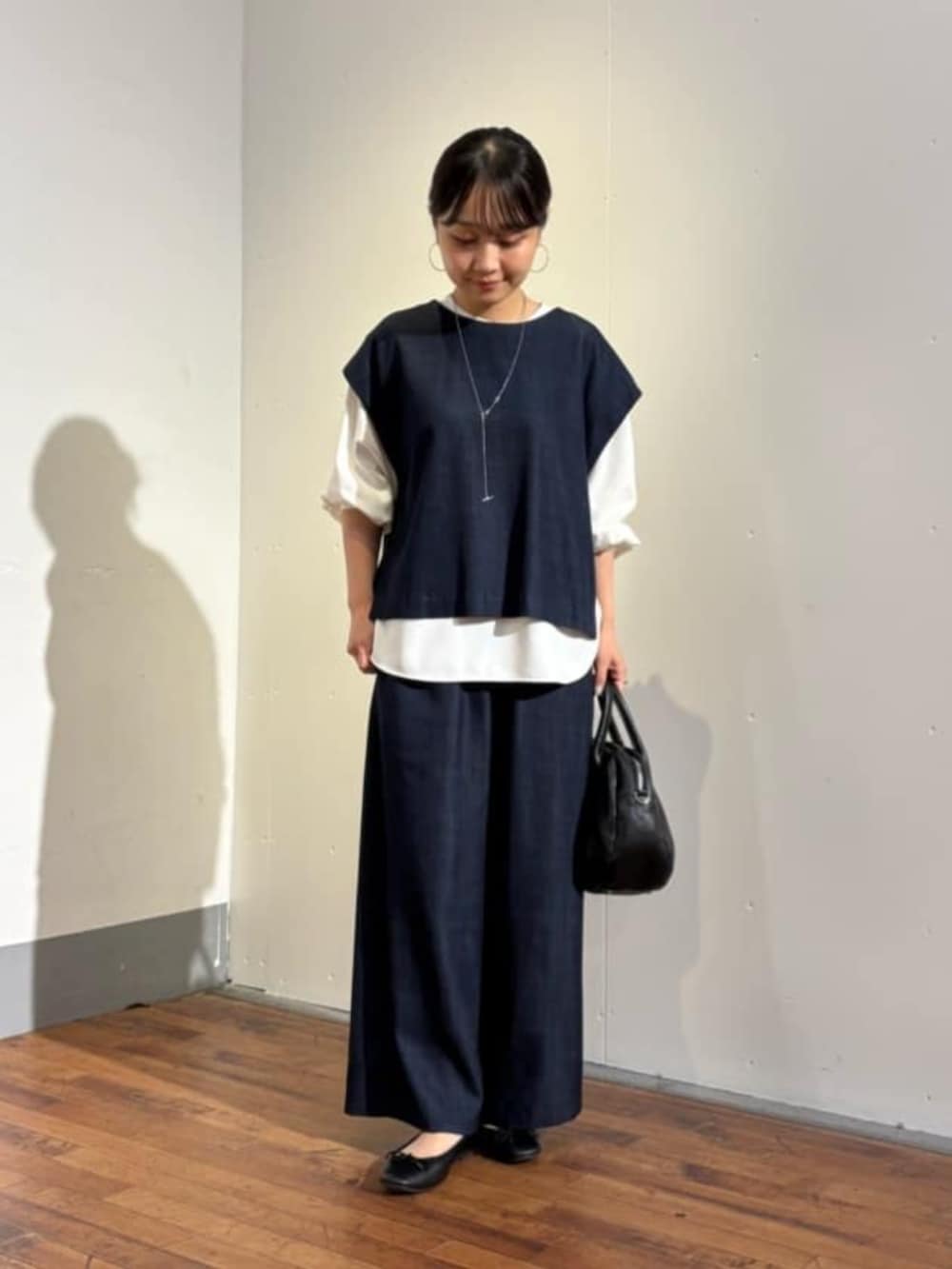 ブルー系のシャツ/ブラウス、ブルー系のその他パンツ、ホワイト系のシャツ/ブラウスを着用したレディースの夏コーディネートの4枚目の写真