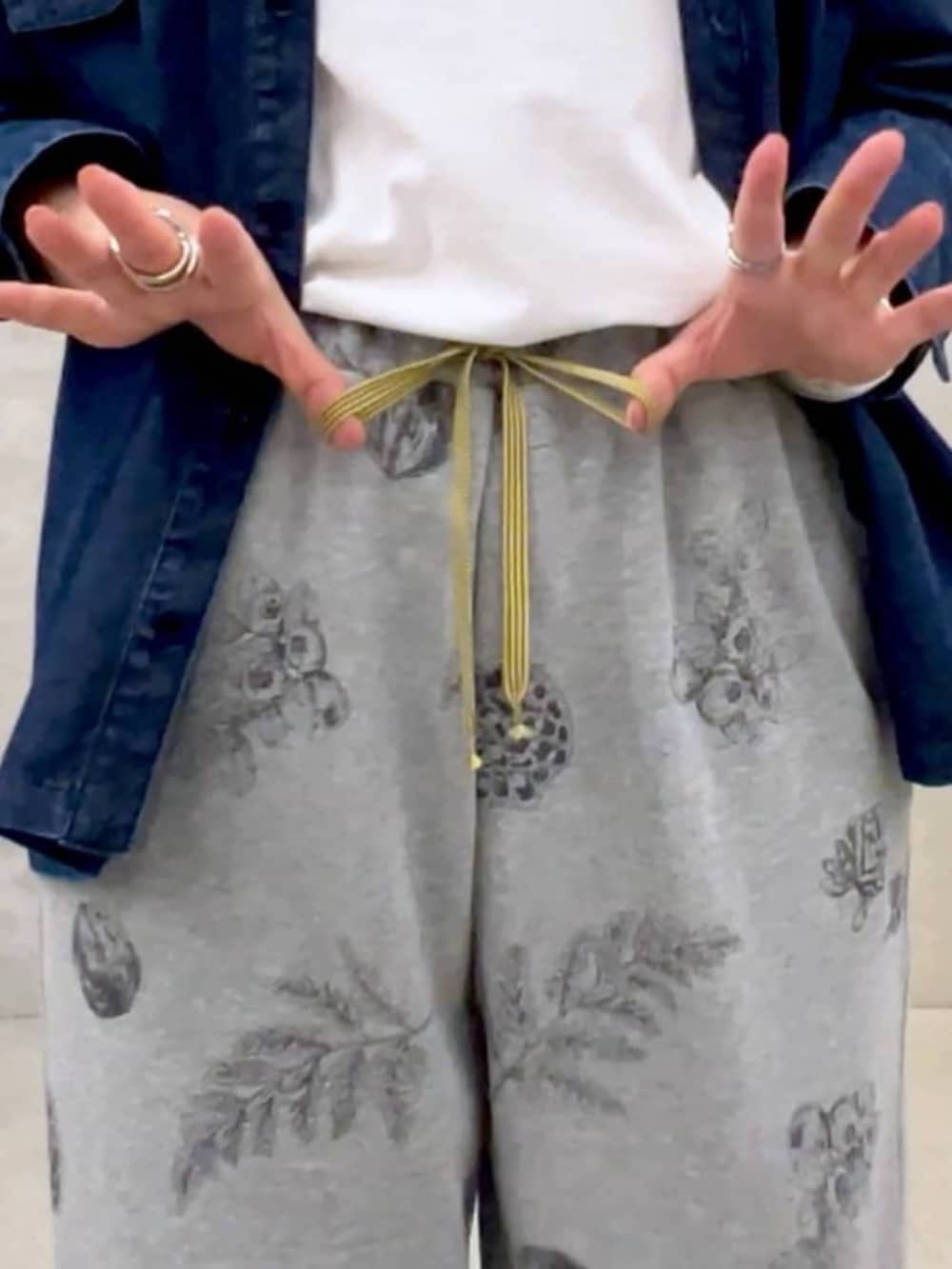 ブラック系のブーツ、グレー系のスウェットパンツ、ブルー系のシャツ/ブラウスを着用したレディースの秋コーディネートの5枚目の写真