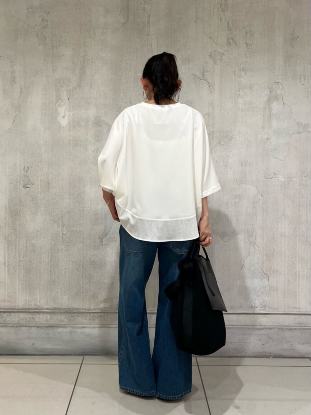ブルー系のその他パンツ、ホワイト系のTシャツ/カットソー、ホワイト系のスニーカーを着用したレディースの春コーディネートの7枚目の写真
