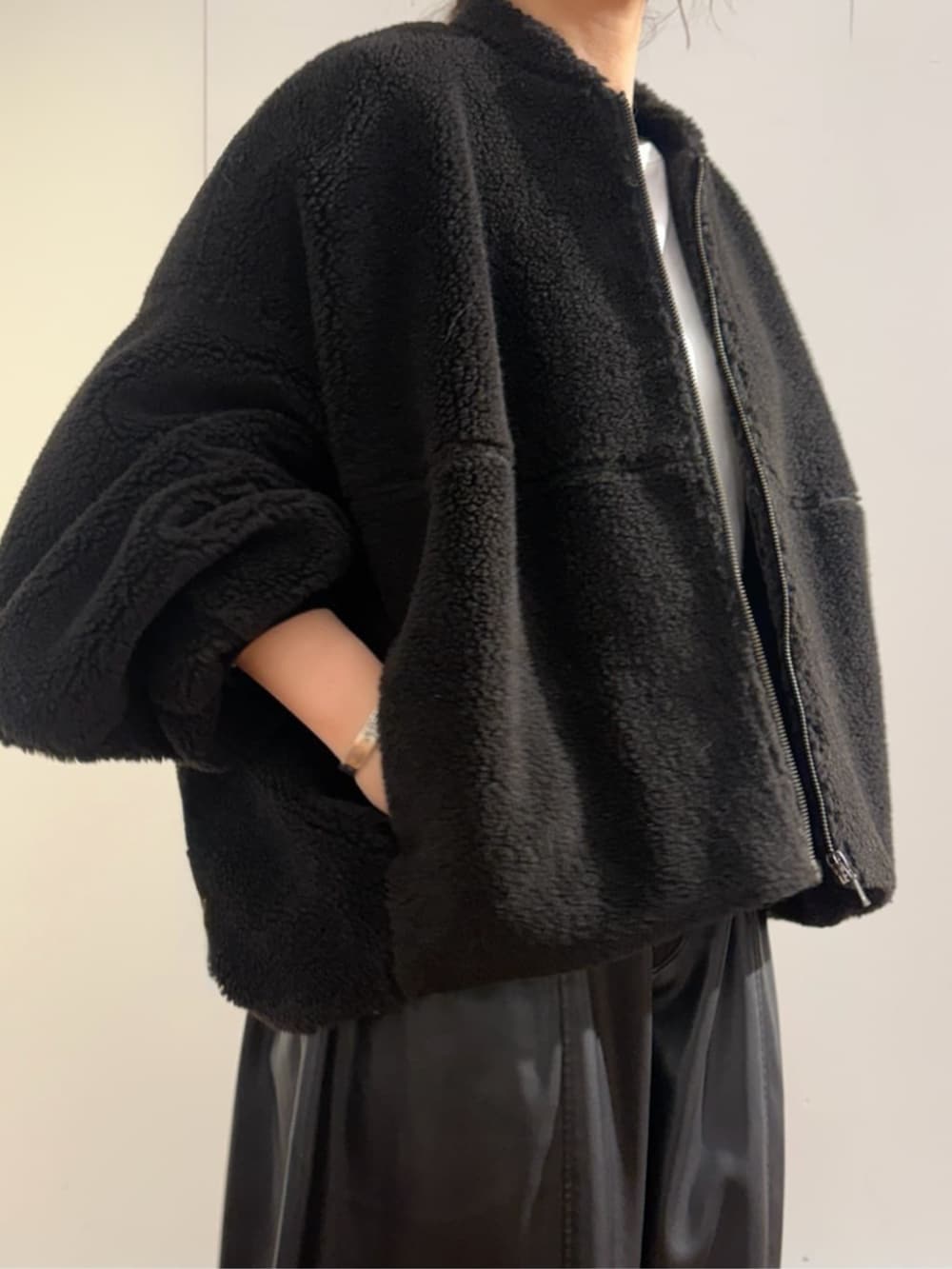 ブラック系のその他パンツ、ブラック系のその他アウターを着用したレディースの秋コーディネートの4枚目の写真