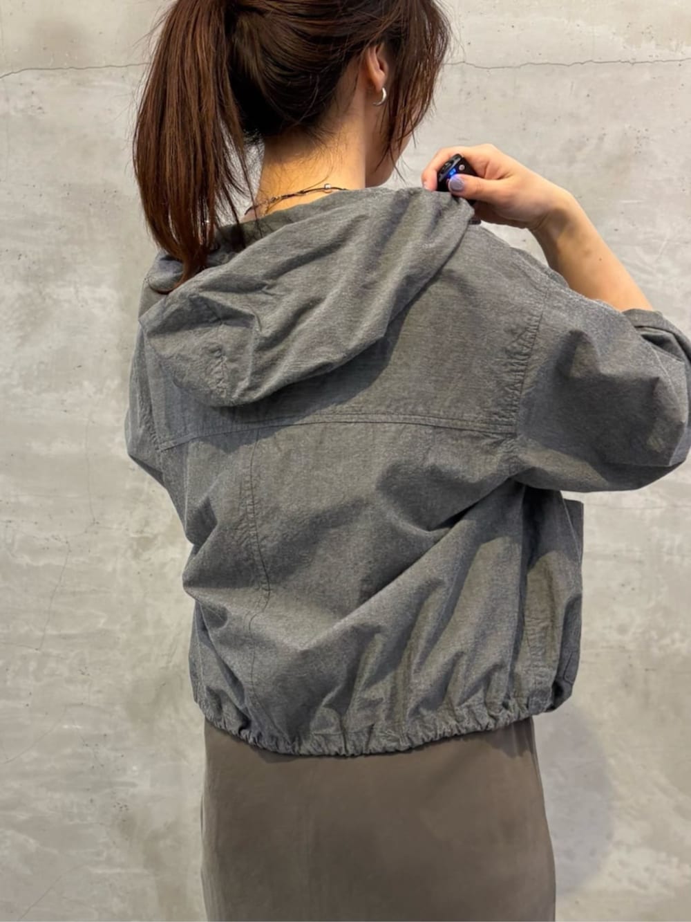 グリーン系のスカート、グレー系のシャツ/ブラウス、シルバー系のリングを着用したレディースの冬コーディネートの4枚目の写真