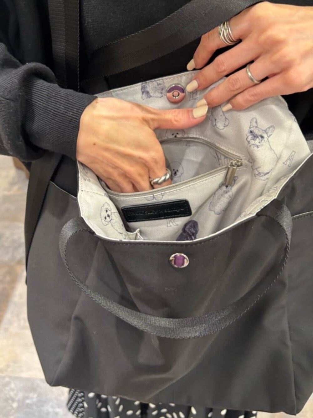 ブラック系のトートバッグを着用したレディースの冬コーディネートの7枚目の写真