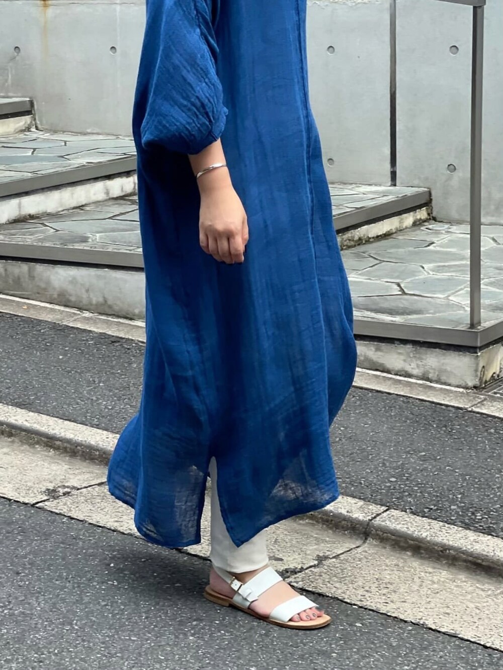 ブルー系のワンピースを着用したレディースの夏コーディネートの3枚目の写真