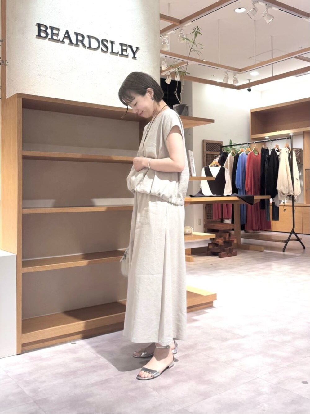 グレー系のボストンバッグ、グレー系のその他パンツ、グレー系のシャツ/ブラウスを着用したレディースの春コーディネートの4枚目の写真