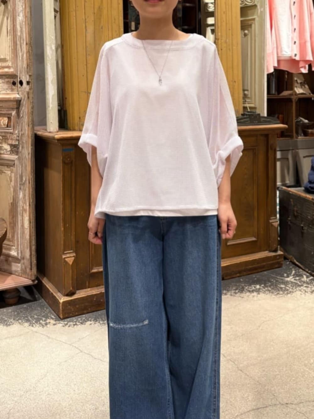 ブルー系のその他パンツ、ホワイト系のTシャツ/カットソーを着用したレディースの春コーディネートの7枚目の写真