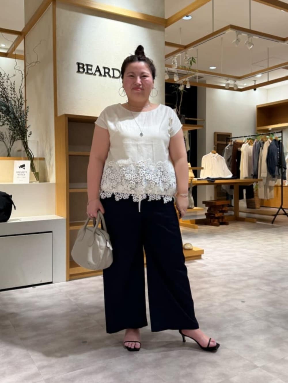 ブルー系のその他パンツ、ホワイト系のシャツ/ブラウスを着用したレディースの春コーディネートの3枚目の写真