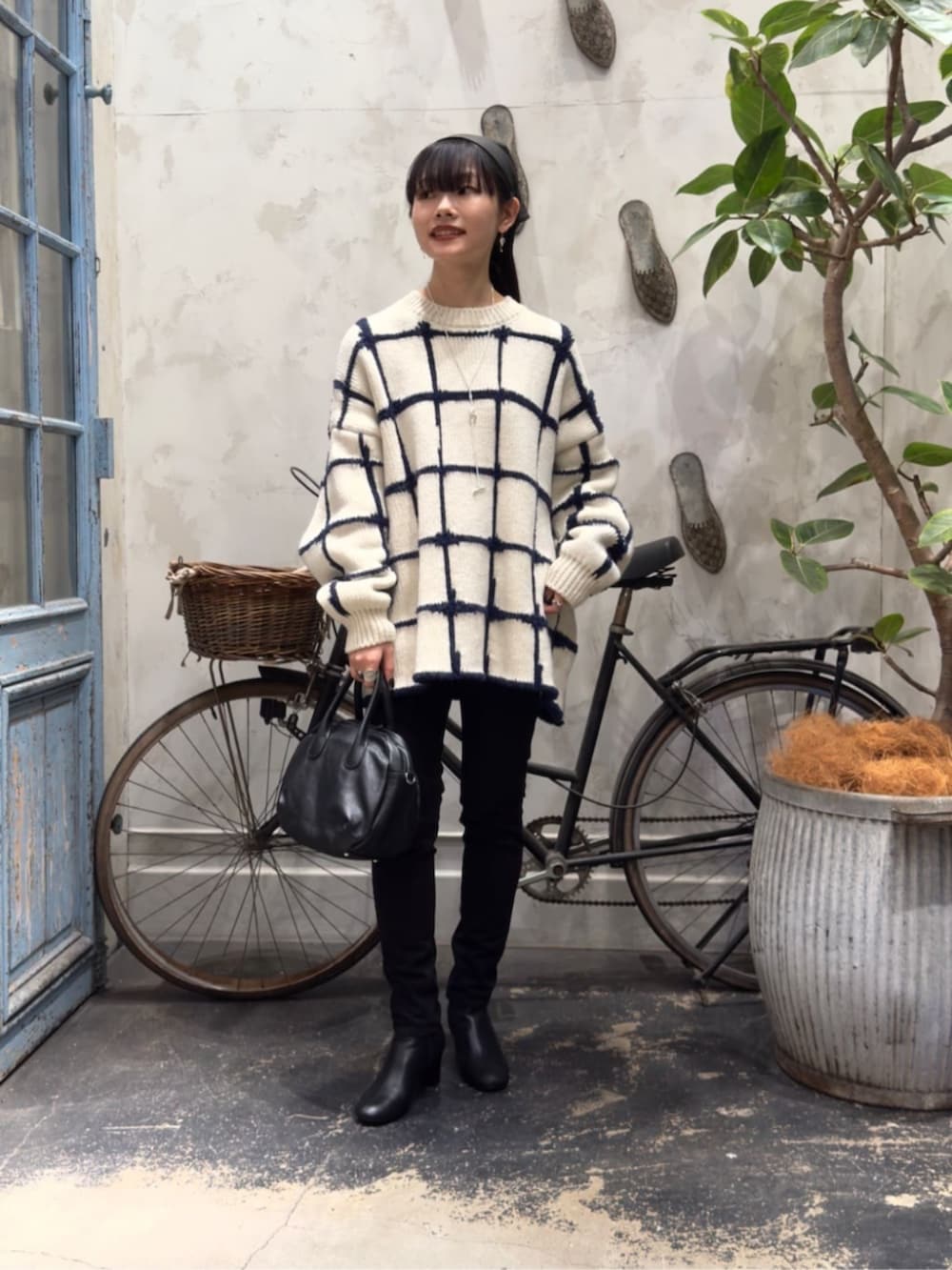 ブラック系のその他パンツ、ホワイト系のニット/セーターを着用したレディースの秋コーディネートの2枚目の写真