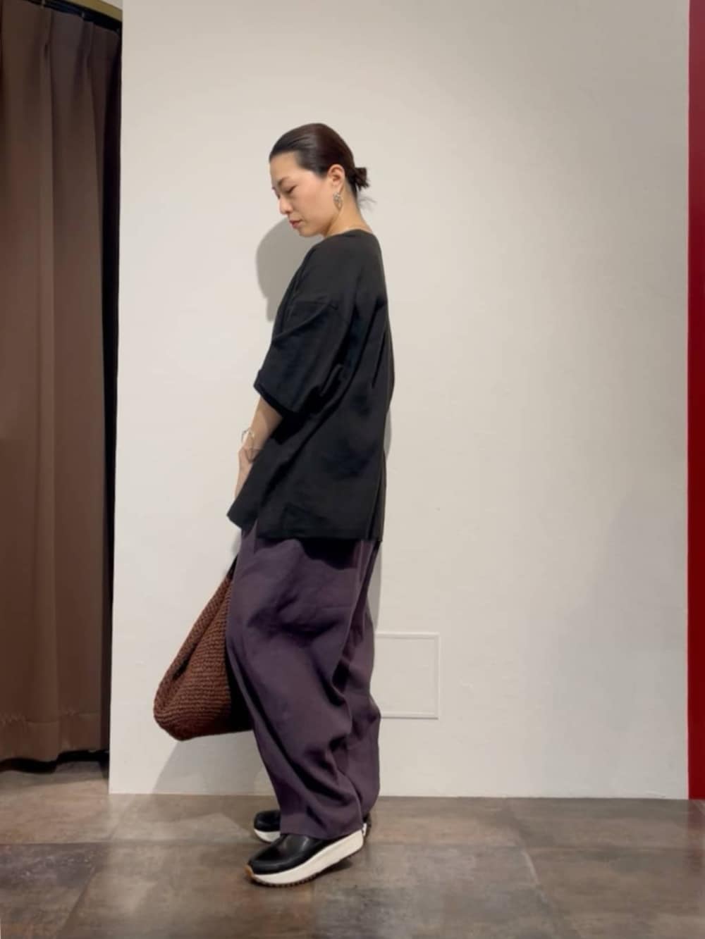 ブラック系のその他アウター、ブラック系のスニーカー、グレー系のその他パンツを着用したレディースの春コーディネートの3枚目の写真