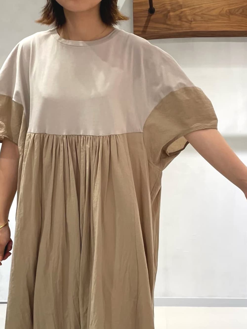 ベージュ系のワンピースを着用したレディースの夏コーディネートの4枚目の写真