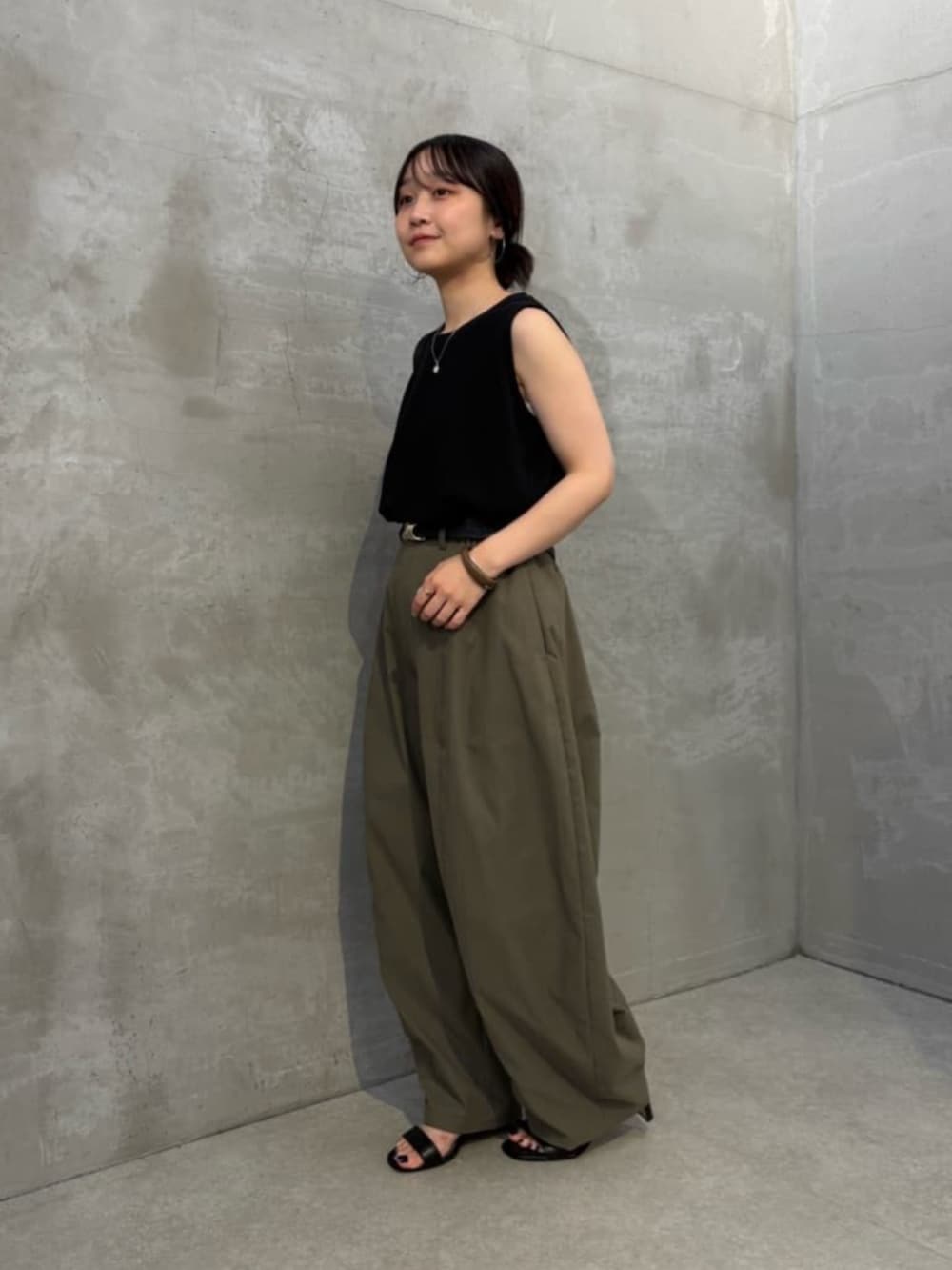 グリーン系のその他パンツ、ブラック系のキャミソールを着用したレディースの夏コーディネートの3枚目の写真