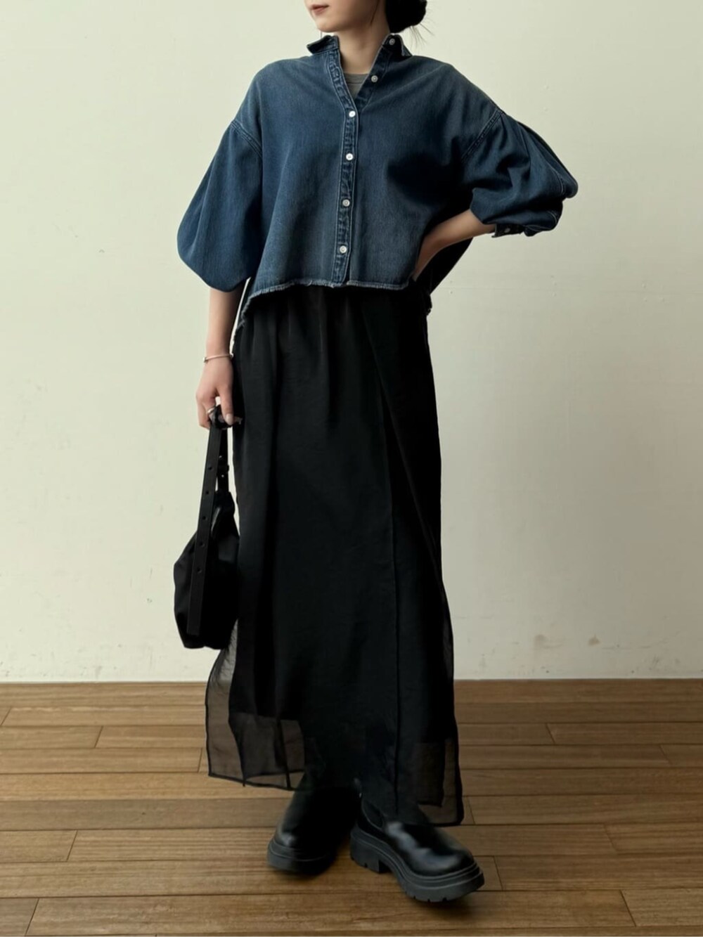 ブルー系のシャツ/ブラウス、ブラック系のスカートを着用したレディースの冬コーディネートの5枚目の写真