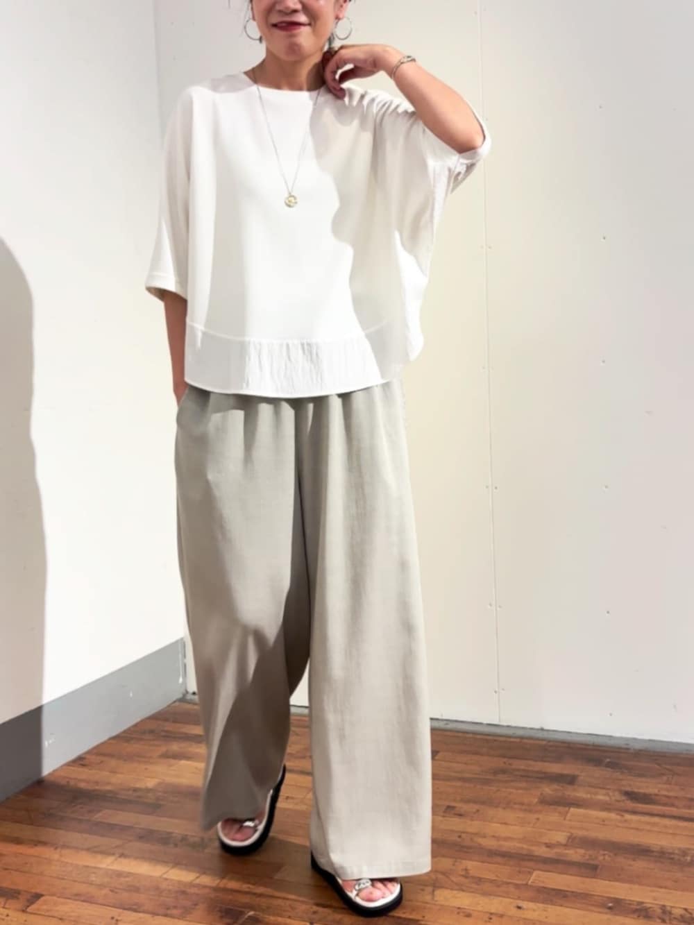 グレー系のその他パンツ、ホワイト系のTシャツ/カットソーを着用したレディースの春コーディネートの5枚目の写真