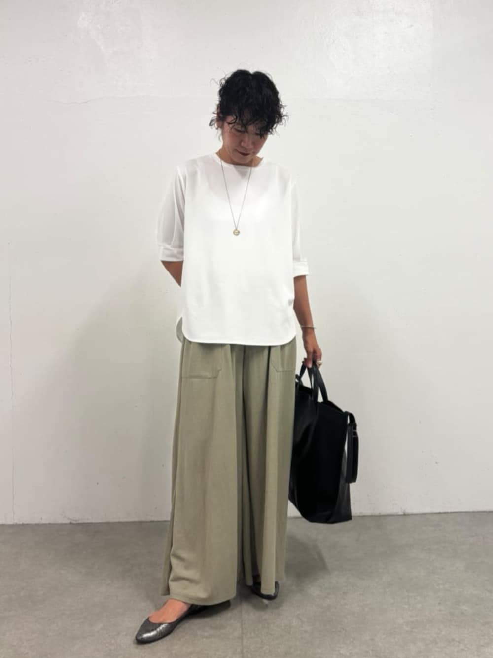 グリーン系のその他パンツ、ホワイト系のTシャツ/カットソーを着用したレディースの夏コーディネートの5枚目の写真