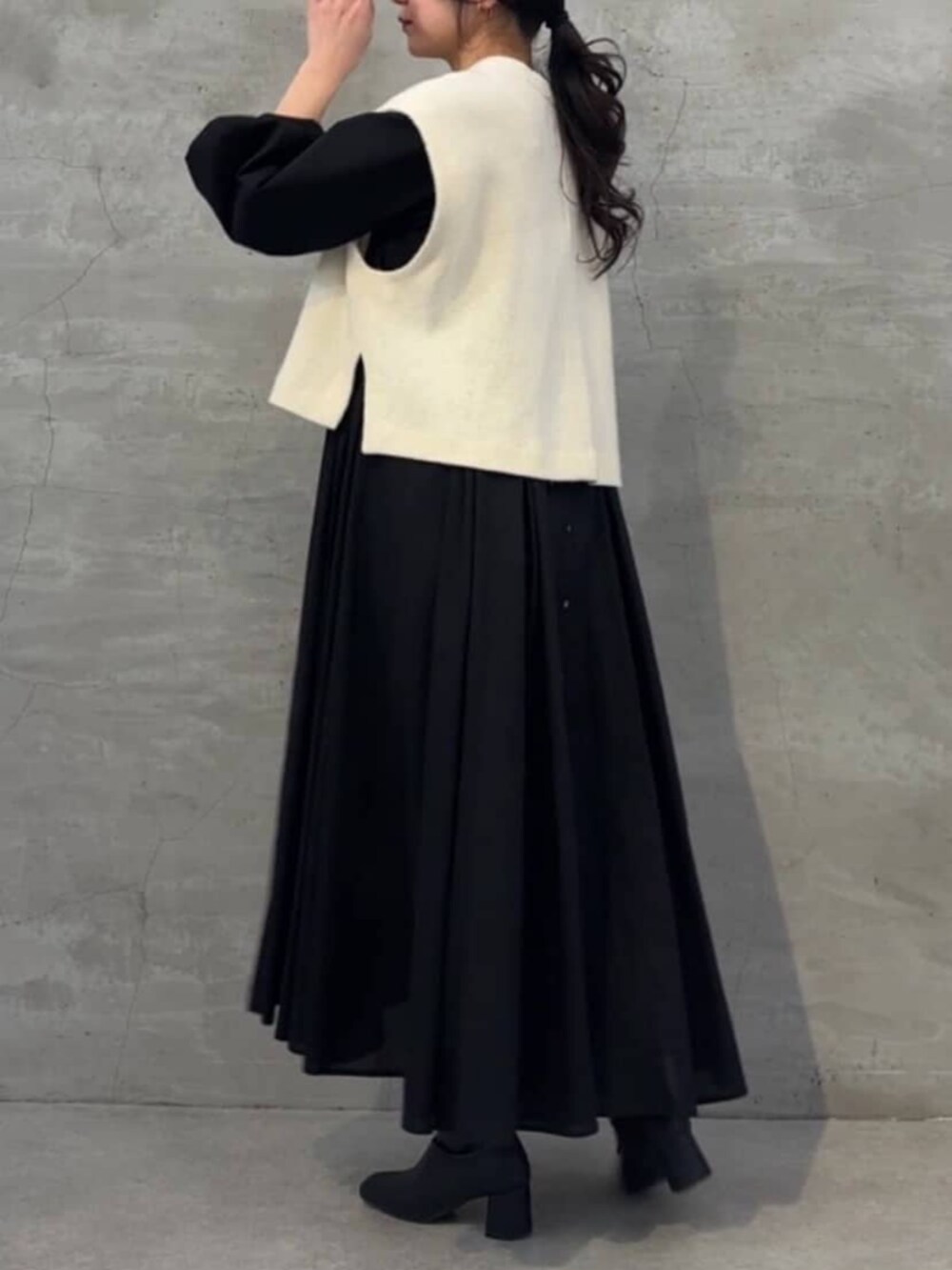 ブラック系のワンピース、ホワイト系のシャツ/ブラウス、ホワイト系のショルダーバッグを着用したレディースの冬コーディネートの3枚目の写真