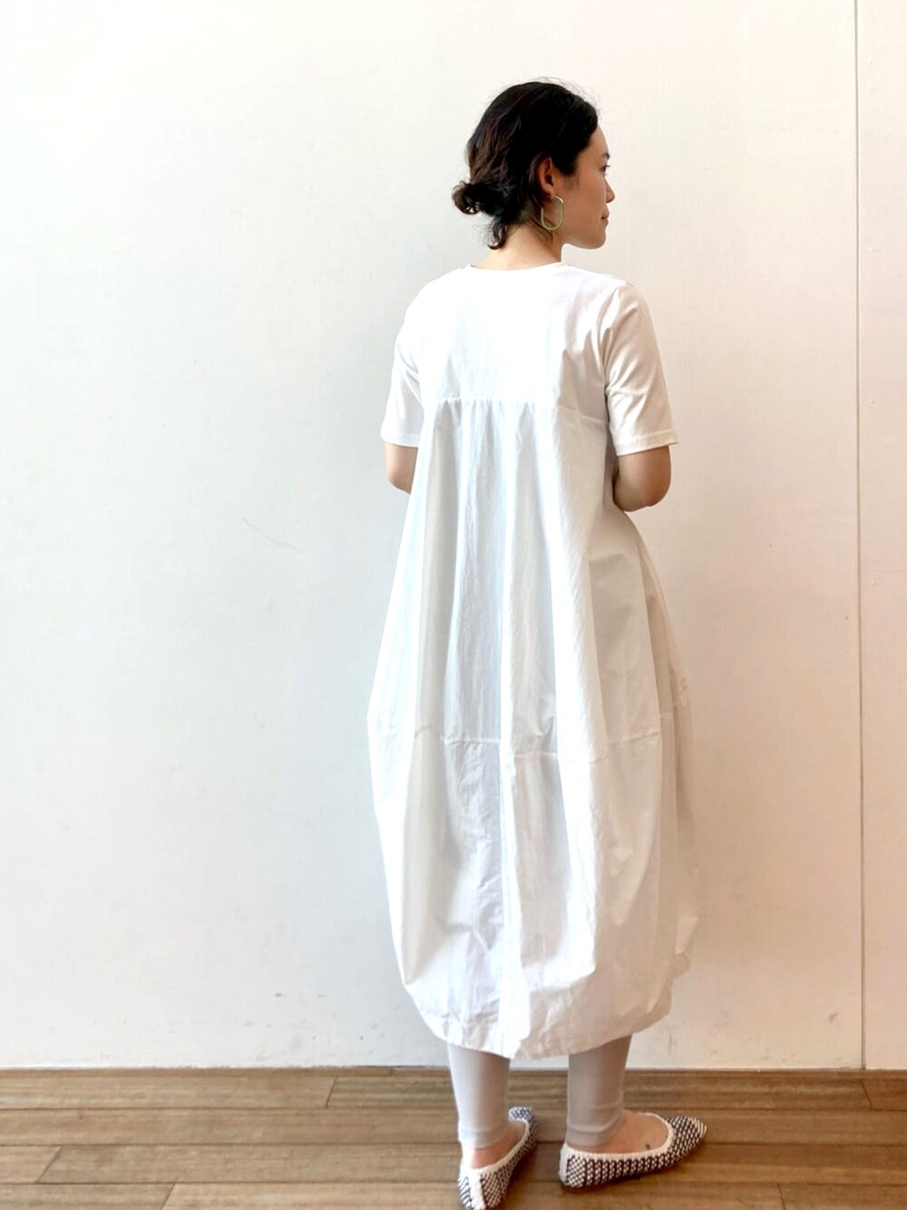 ホワイト系のワンピース、ブラック系のカーディガン/ボレロ、グレー系のその他パンツを着用したレディースの春コーディネートの4枚目の写真