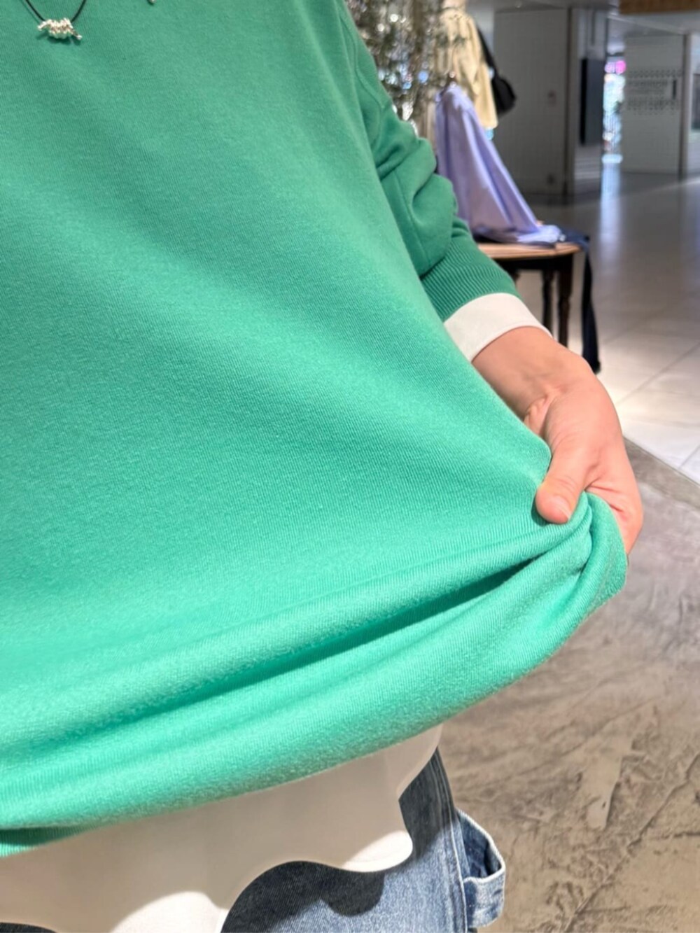 ホワイト系のシャツ/ブラウス、ブラック系のショルダーバッグ、ブルー系のその他パンツを着用したレディースの春コーディネートの7枚目の写真