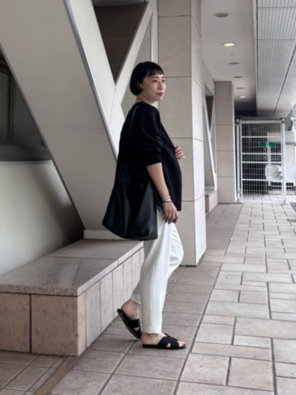 ブラック系のシャツ/ブラウス、ホワイト系のシャツ/ブラウス、ホワイト系のその他パンツを着用したレディースの春コーディネートの3枚目の写真