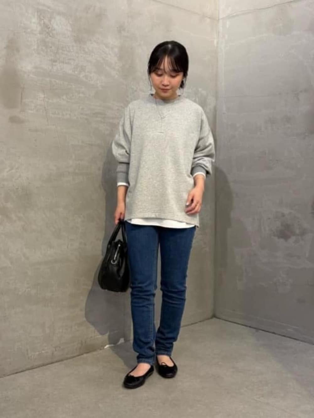 ブルー系のデニムパンツ、グレー系のTシャツ/カットソー、ホワイト系のシャツ/ブラウスを着用したレディースの夏コーディネートの5枚目の写真