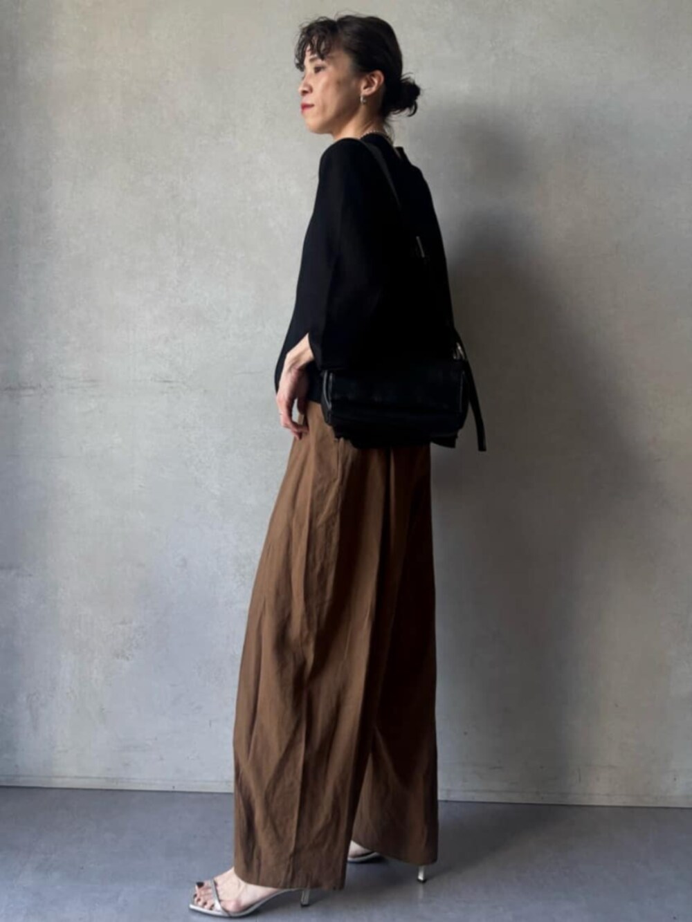 ブラウン系のその他パンツ、ブラック系のカーディガン/ボレロを着用したレディースの春コーディネートの5枚目の写真
